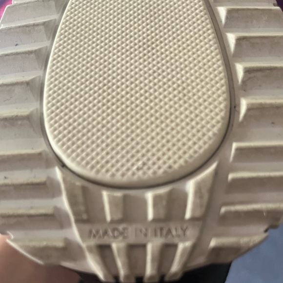 Men’s 91/2 Louis Vuitton sneakers- gently worn once - Picture 4 of 11